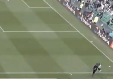 Así fue el choque de la juez de línea con el cámara en el Betis - Athletic