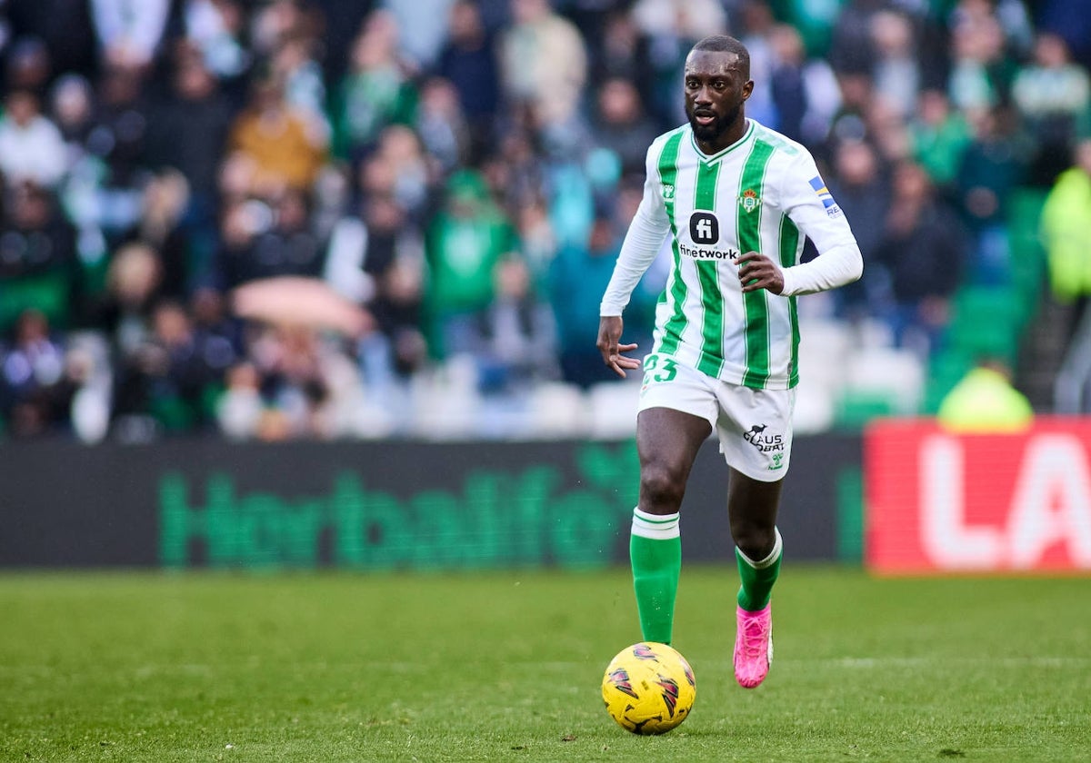 Sabaly avanza con el balón en los pies durante el Athletic - Betis de LaLiga EA Sports