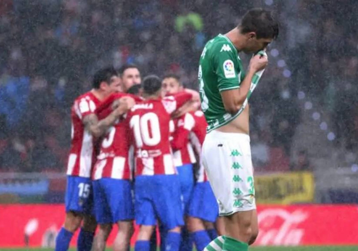 Edgar se lamenta mientras los jugadores del Atlético de Madrid celebran uno de los tres tantos al Real Betis