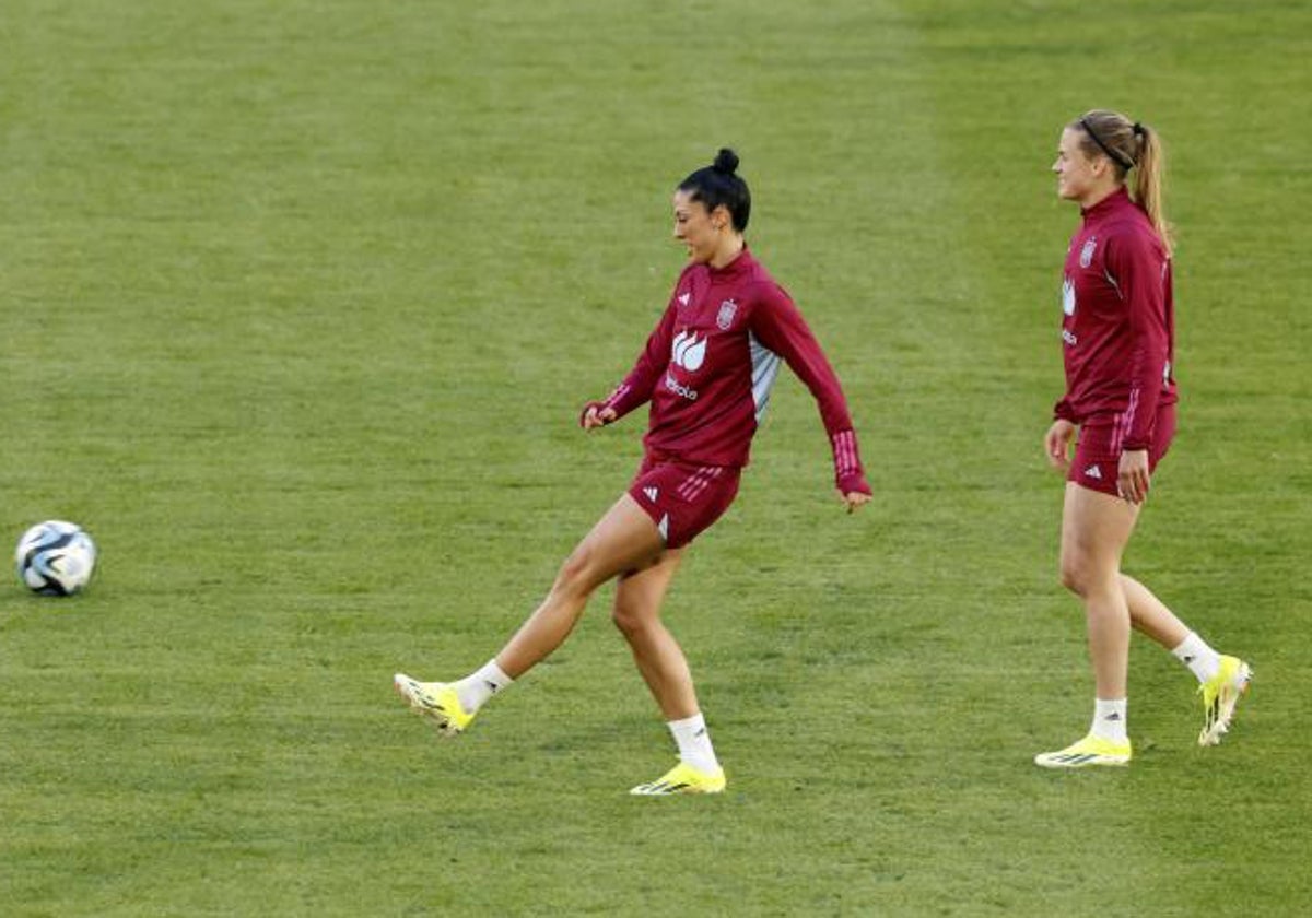 Jenni Hermoso e Irene Paredes, en el entrenamiento de la selección española de ayer