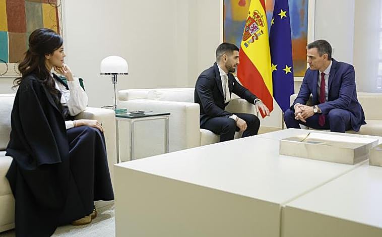 Imagen principal - Sánchez le promete la nacionalidad a Ilia Topuria: «Tu amor por España se reflejará en tu DNI»