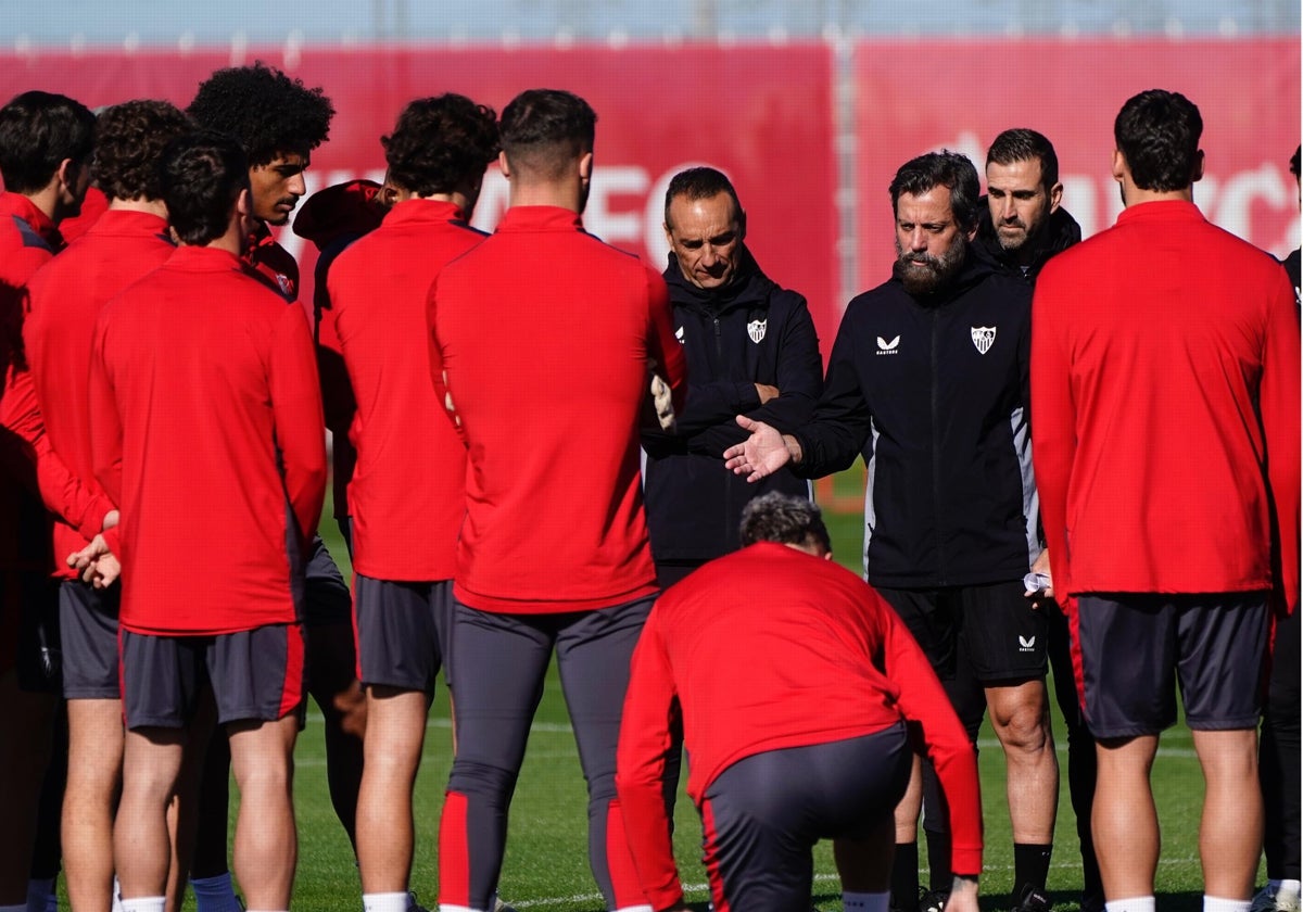 Quique habla con la plantilla en el entrenamiento de este miércoles en la ciudad deportiva