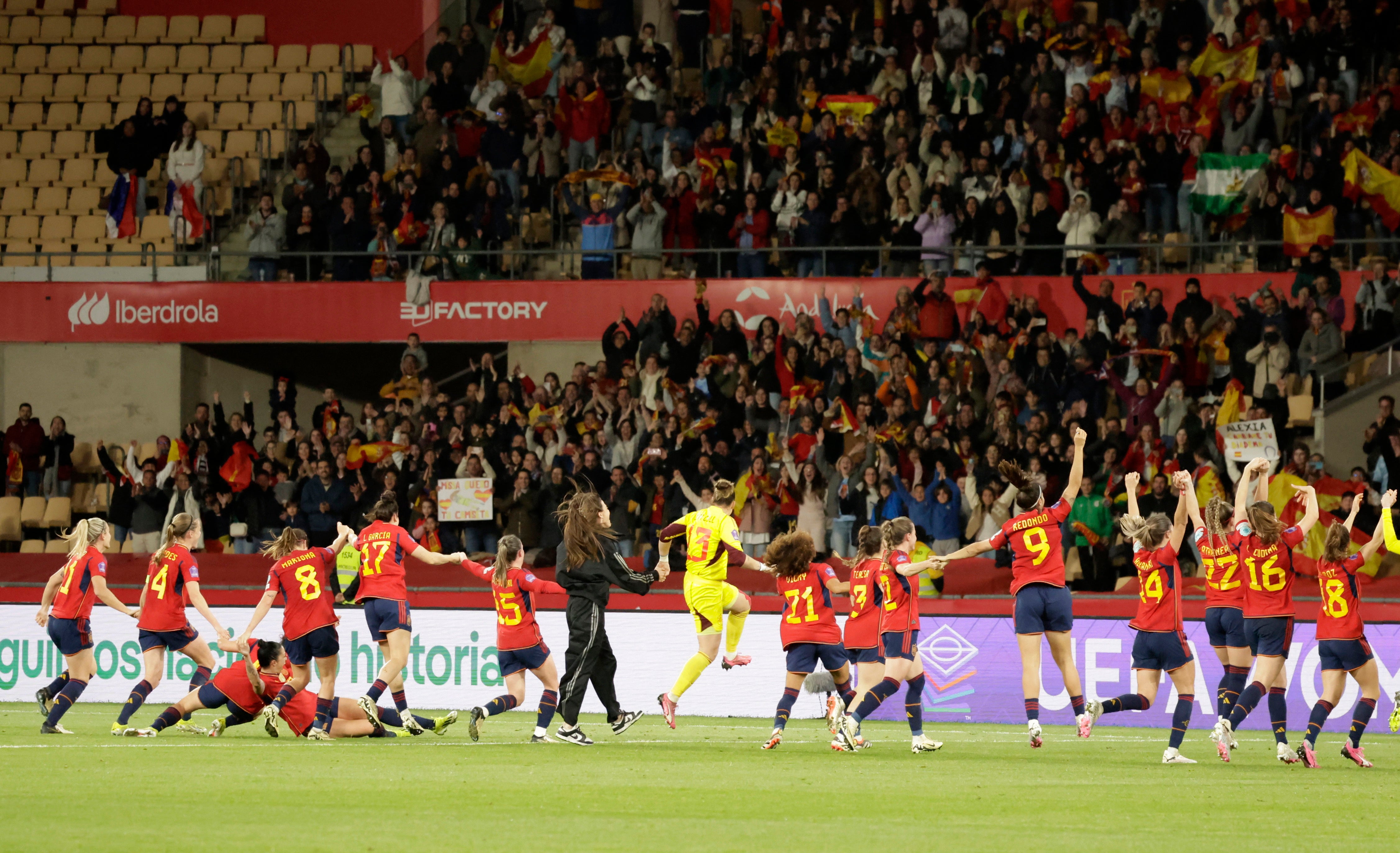 Las jugadoras saludan al público tras derrotar a Francia.