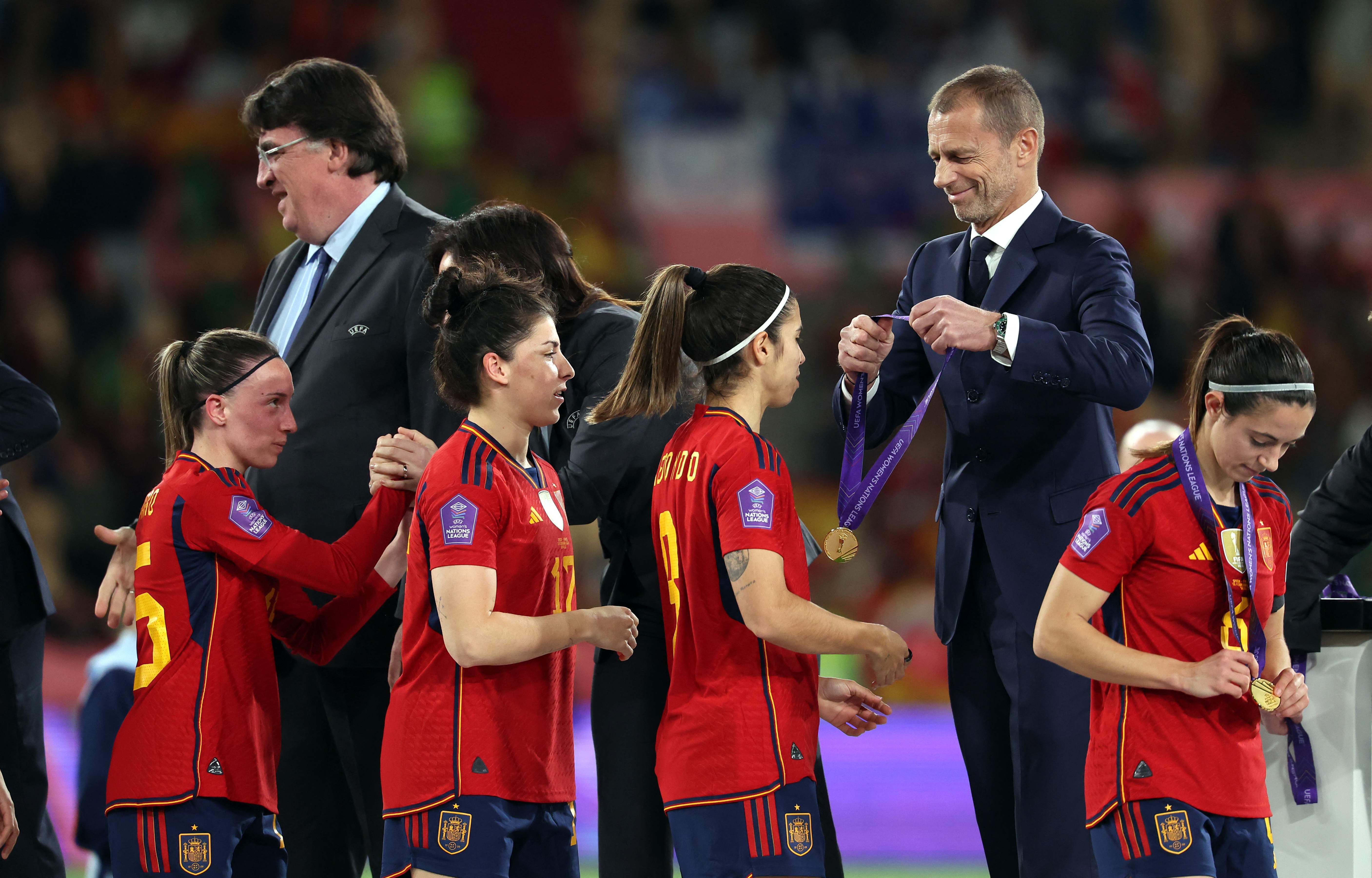 Las jugadoras de España reciben la medalla tras proclamarse campeonas en la Liga de las Naciones.