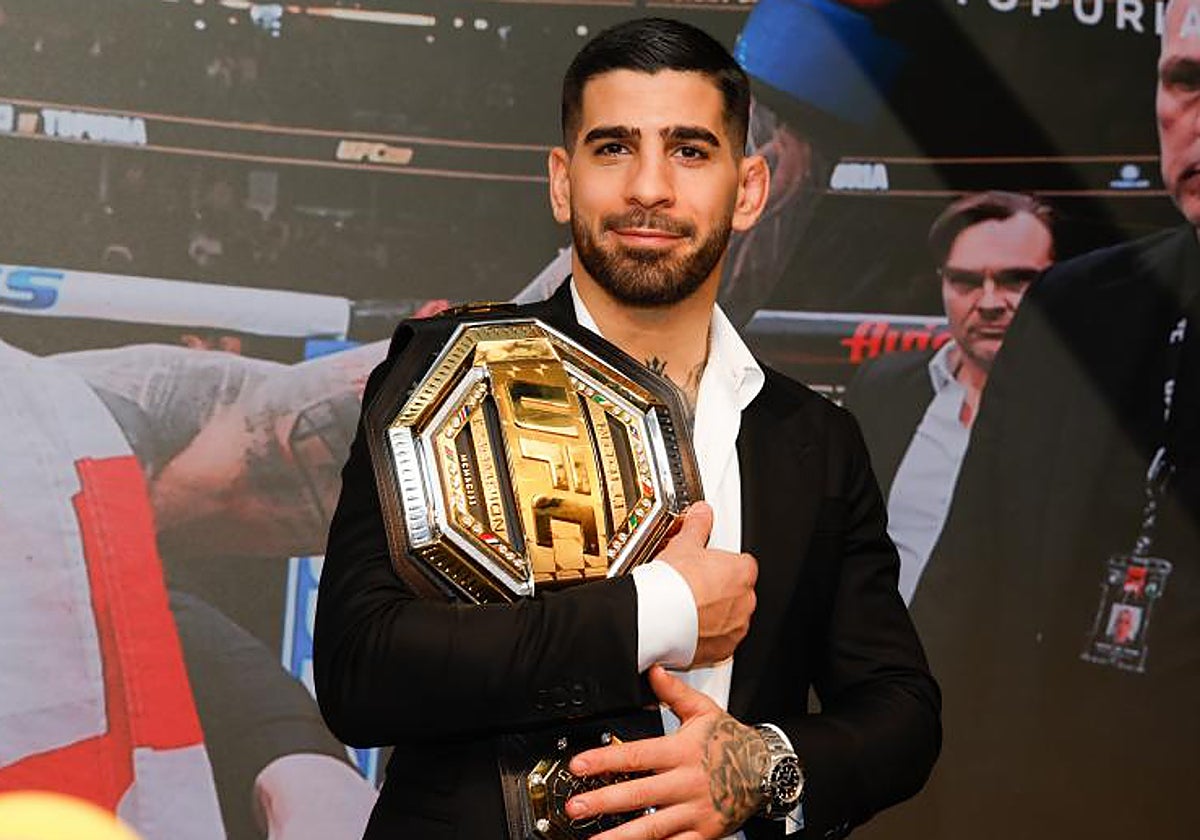 Ilia Topuria posa con su cinturón de campeón de UFC