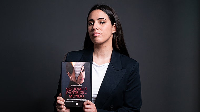 Soraya Nárez fotografiada con su libro entre las manos