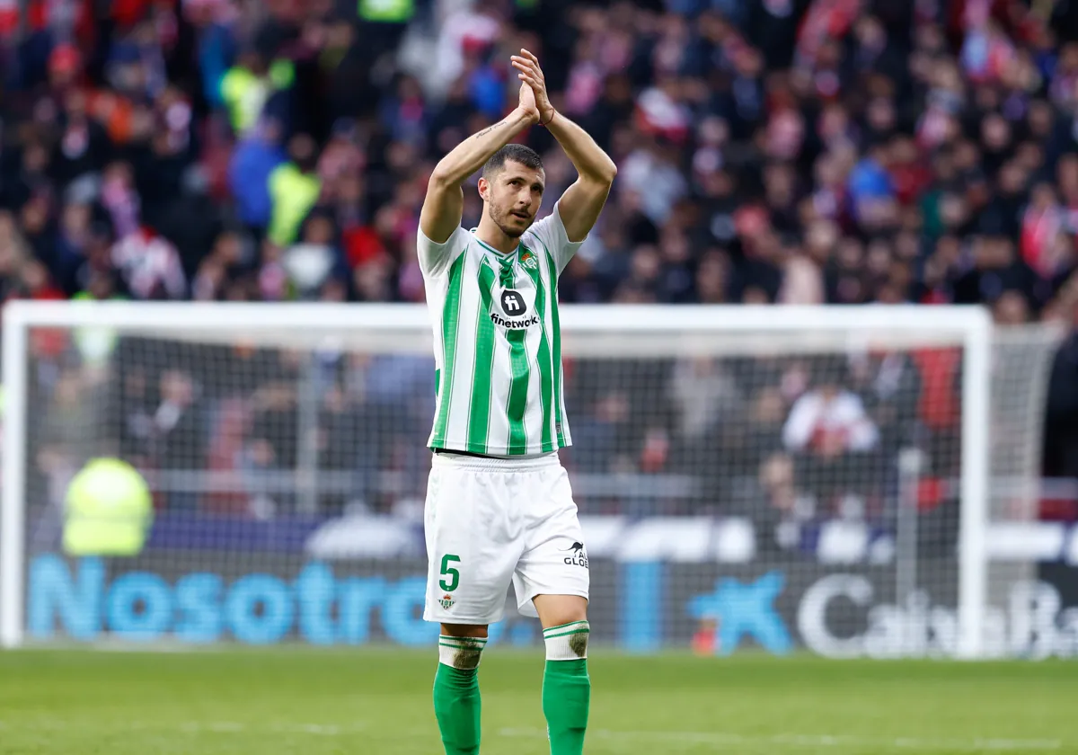 Guido Rodríguez saluda a la afición tras la derrota ante el Atlético de Madrid