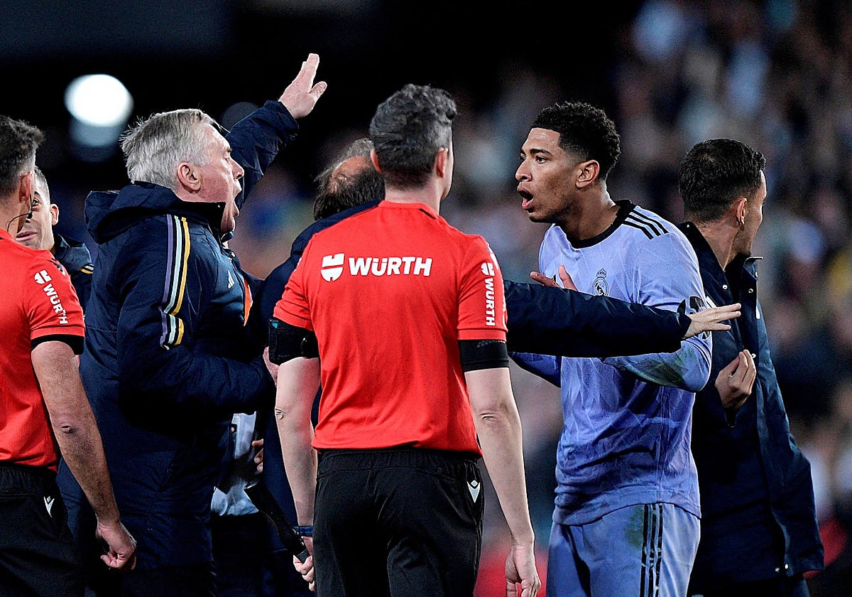 Bellingham y Ancelotti, junto a Gil Manzano y su equipo arbitral