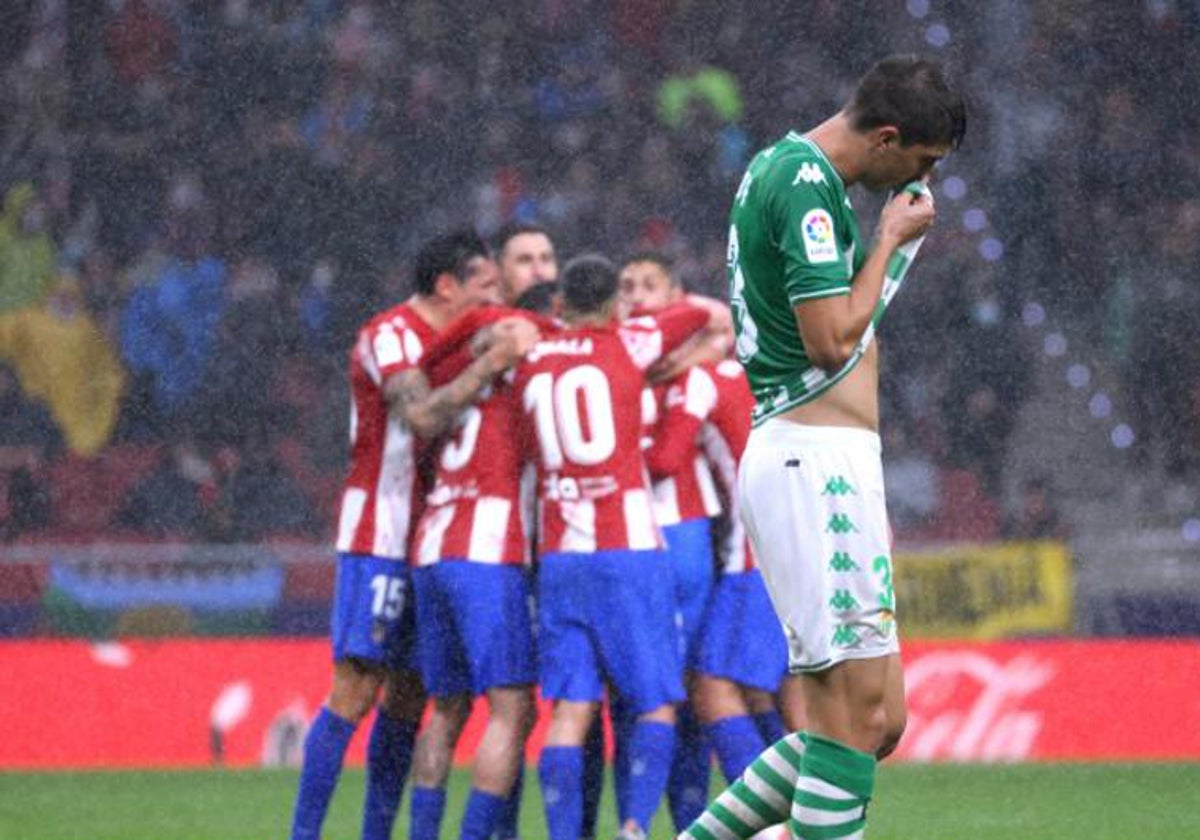 Edgar se lamenta tras un gol del Atlético contra el Betis