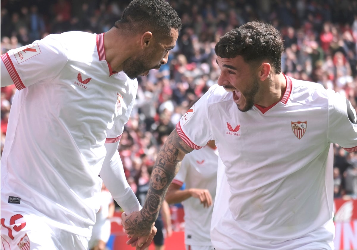 En-Nesyri e Isaac Romero celebran el segundo gol del marroquí ante la Real Sociedad