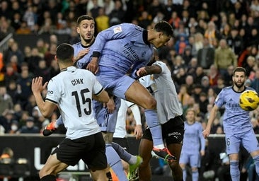 Empate entre Valencia y Real Madrid y escándalo arbitral en Mestalla