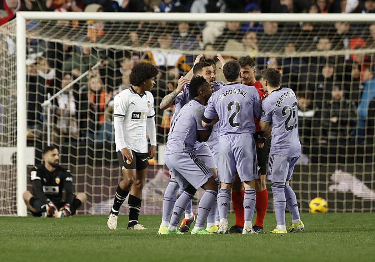 Los jugadores del Madrid arrinconan a Gil Manzano tras su particular pitido del final del partido en Mestalla