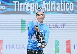 Juan Ayuso se impone a Vingegaard y Ganna y es el primer líder en la Tirreno