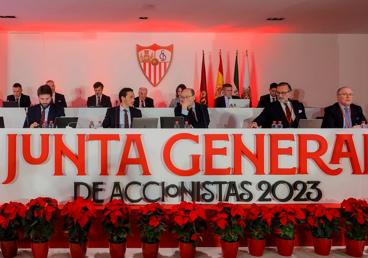 Consejeros del Sevilla FC durante la pasada junta de accionistas celebrada el 4 de diciembre