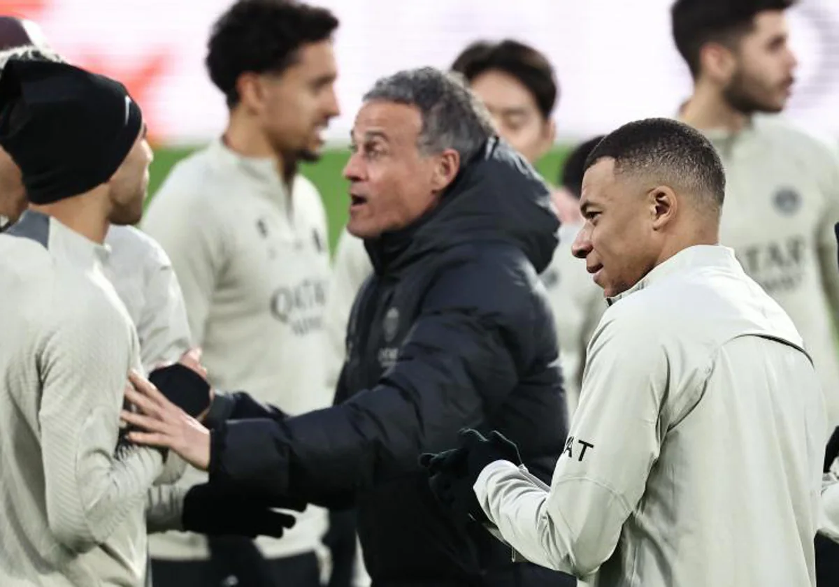 Kylian Mbappé y Luis Enrique, durante el entrenamiento de ayer previo al Real Sociedad-PSG