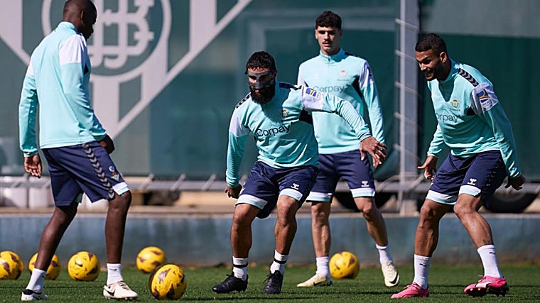Fekir, en el entrenamiento con Carvalho, Cardoso y Willian José