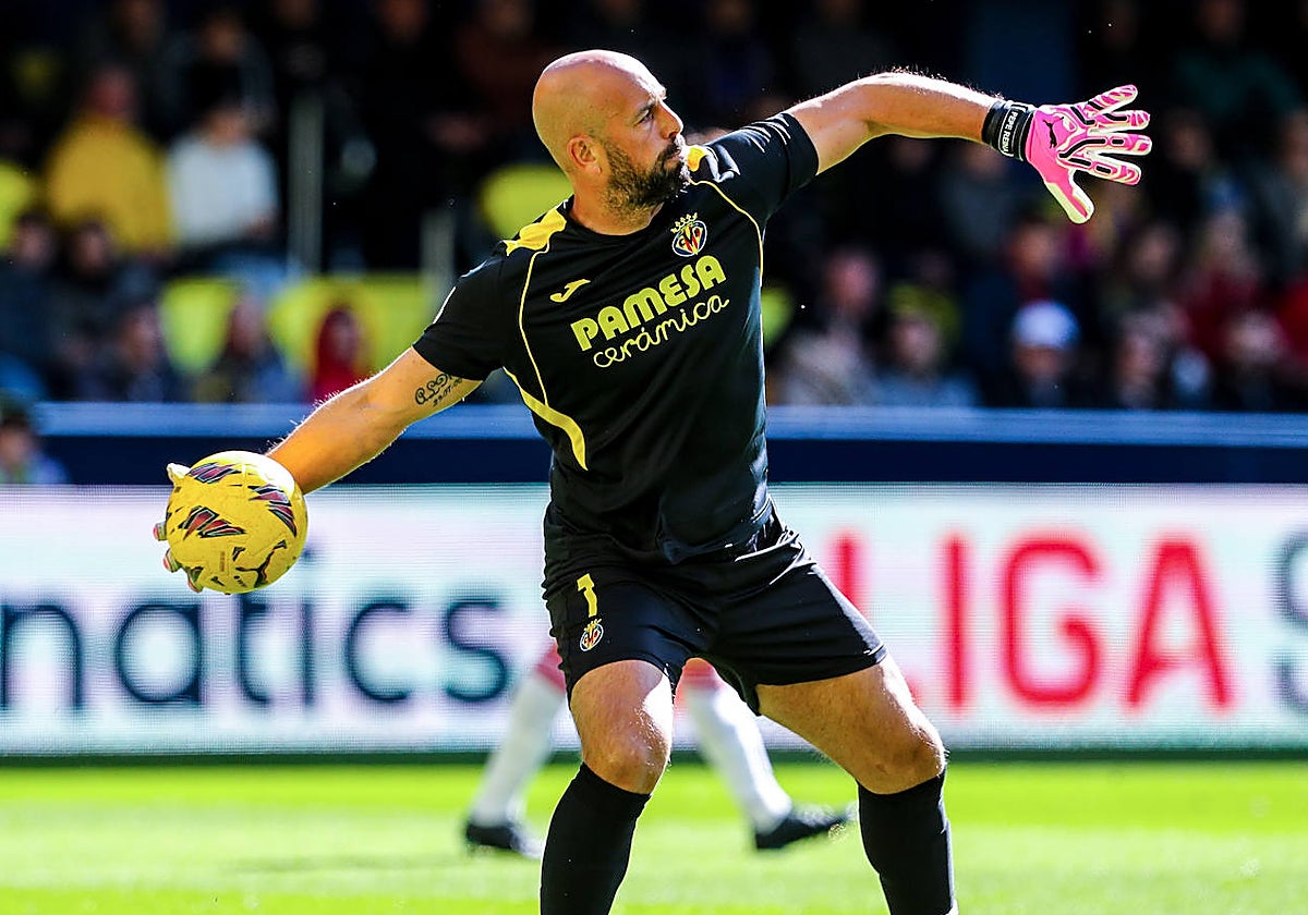 El guardameta del Villarreal Pepe Reina, durante el partido de este domingo ante el Granada