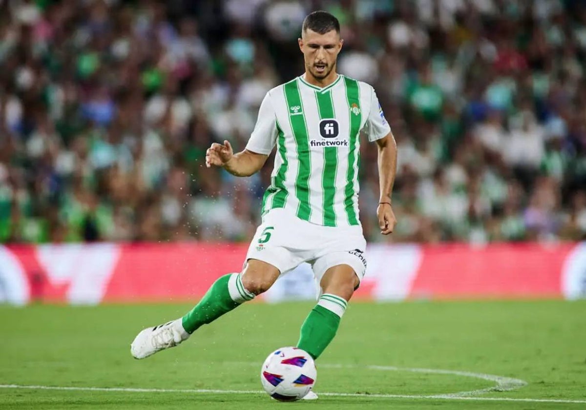 Guido Rodríguez da un pase durante el Betis - Atlético de Madrid de esta temporada