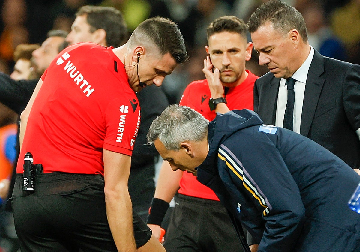 Díaz de Mera Escuderos, árbitro del Real Madrid - Sevilla, atendido por los servicios médicos del cuadro merengue