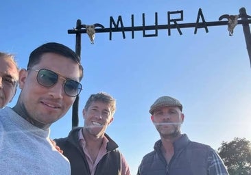Chimy Ávila acompaña a Escribano en la ganadería de Miura