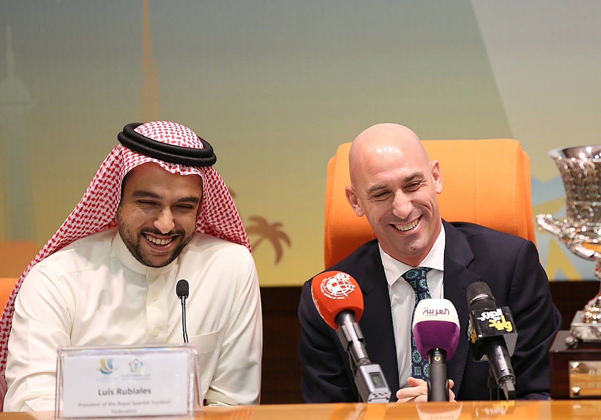 Luis Rubiales (d), y el presidente de la Autoridad Saudí de Deportes, Abdulaziz bin Turki al Faisal al Saud