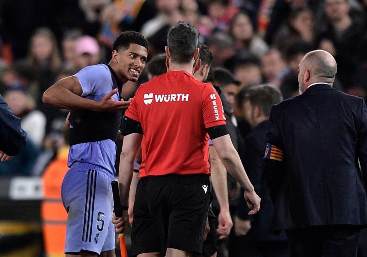 Jude Bellingham protesta a Gil Manzano tras su expulsión en el Valencia-Real Madrid