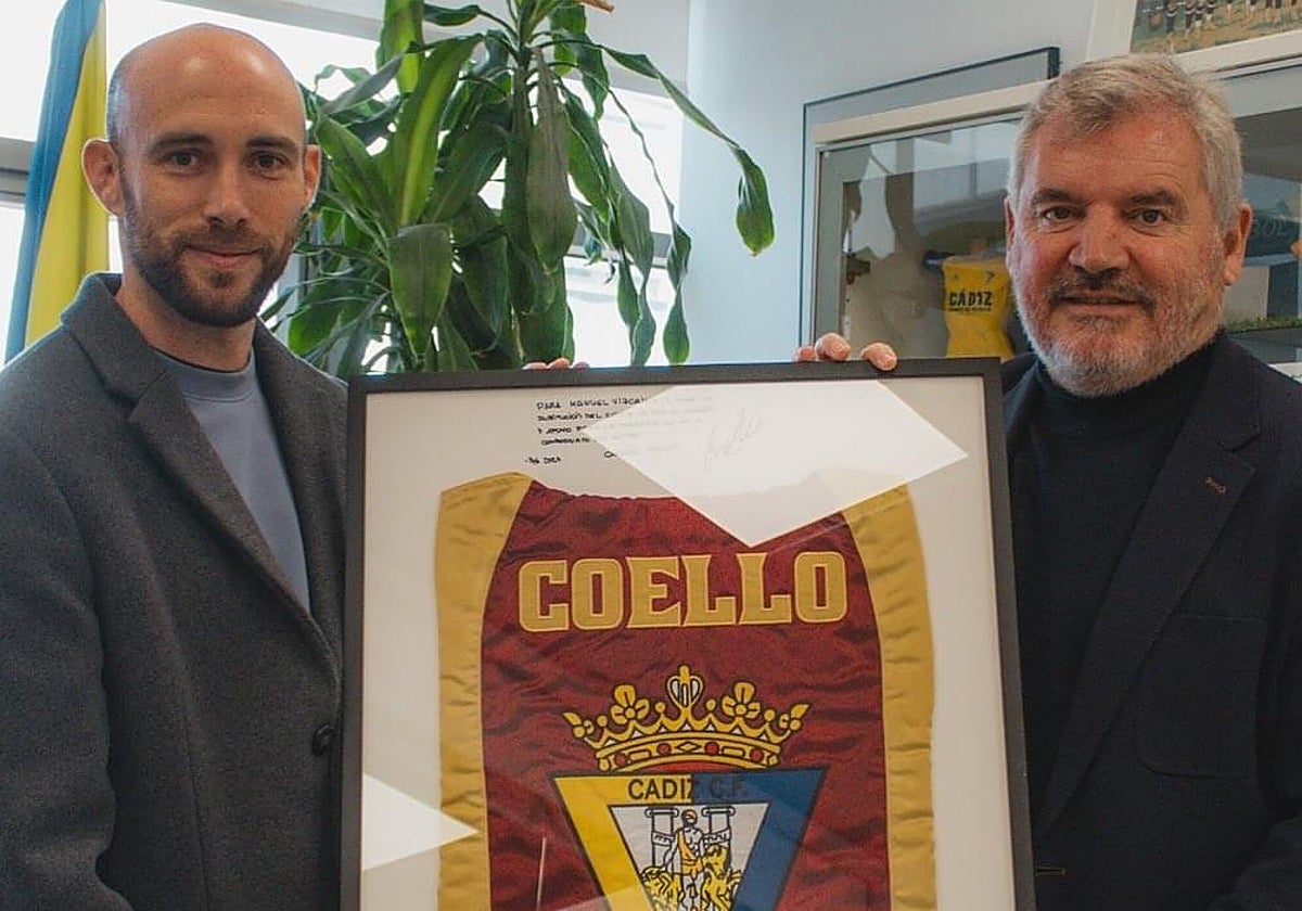 Carlos Coello, junto al presidente del Cádiz, Manuel Vizcaíno