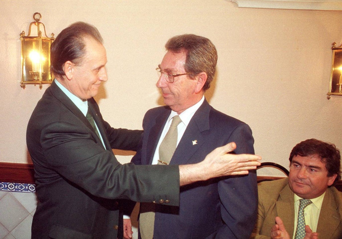Manuel Ruiz de Lopera y Ramón Cansino, ante Ángel Martín, en el homenaje al que fuera jefe de los servicios médicos del Betis