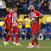 Juanmi reina en el enésimo esperpento del Atlético y resucita al Cádiz