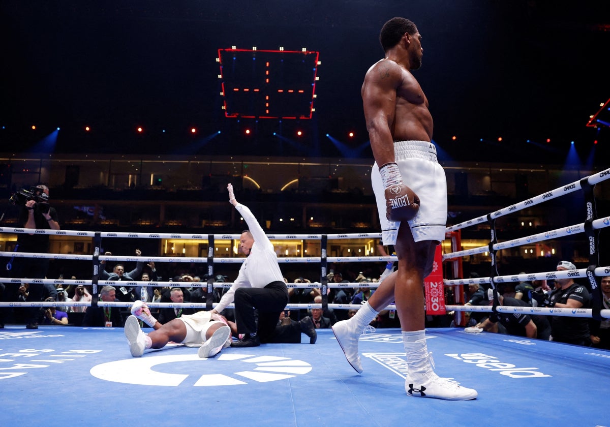 Ngannou cae noqueado en el segundo asalto de su combate con Joshua