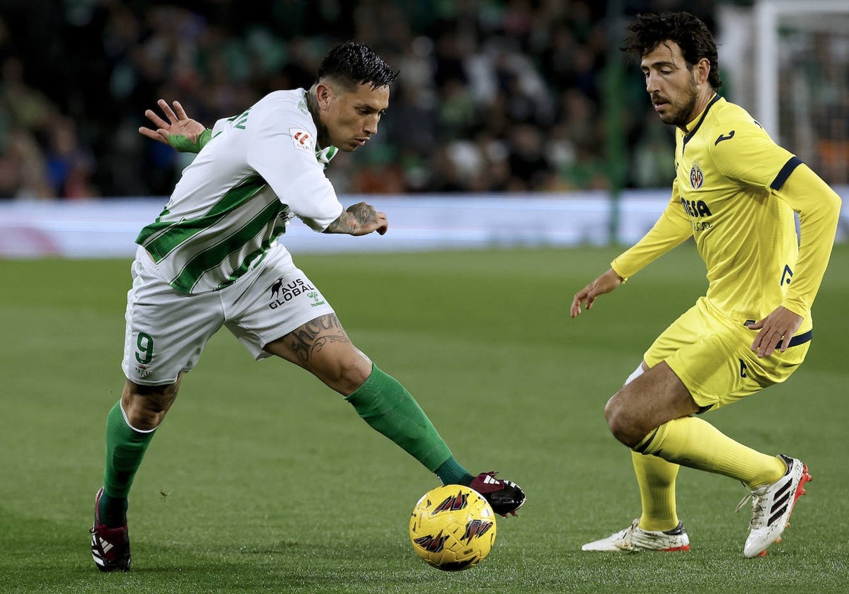 Chimy Ávila recorta ante Parejo durante el Betis - Villarreal