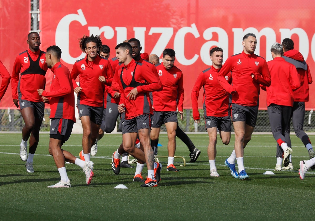 Los sevillistas, en el entrenamiento de ayer en la ciudad deportiva