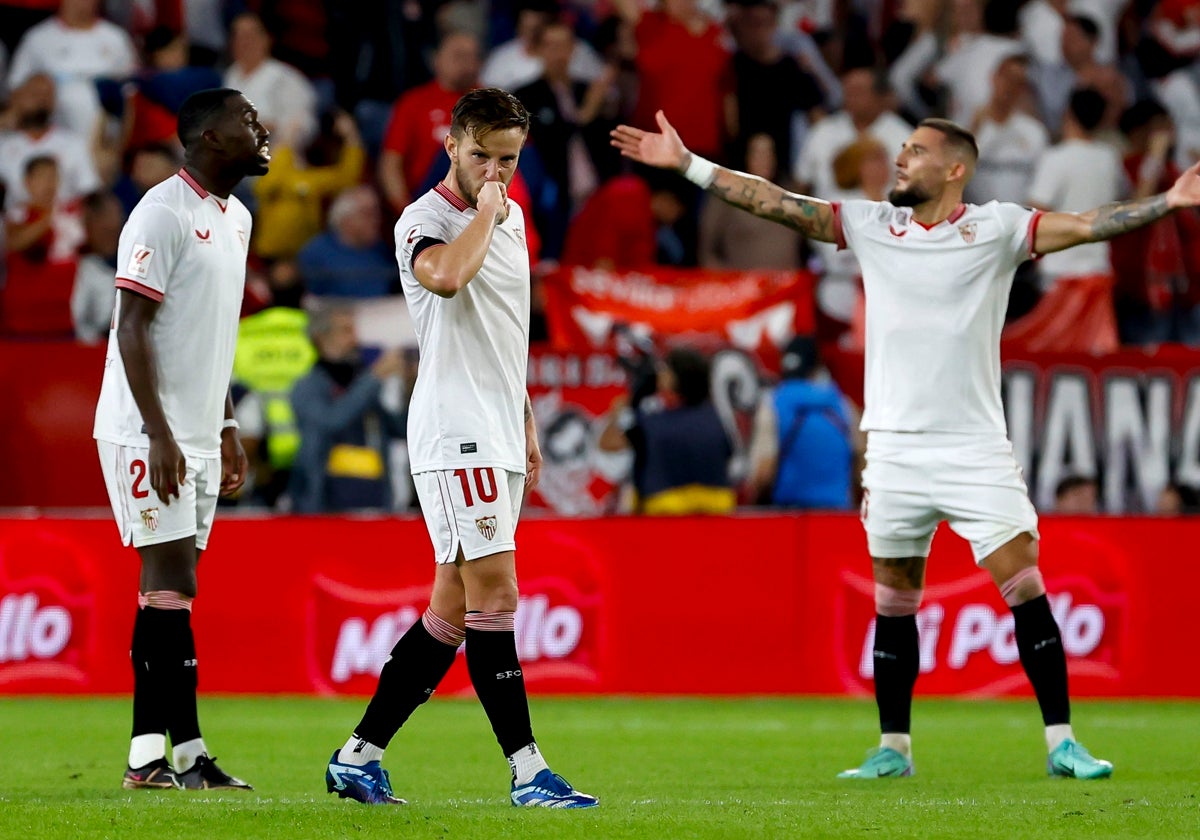 Ivan Rakitic, exfutbolista del Sevilla, celebra tras marcar el gol del empate a uno ante el Betis en el último derbi sevillano