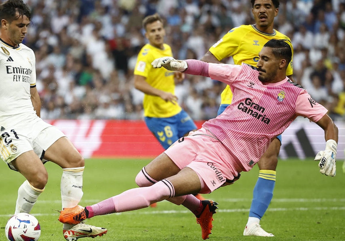 Álvaro Valles, en un lance del partido ante el Real Madrid en el Bernabéu de la presente temporada