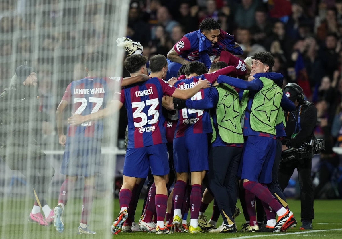 Los jugadores del Barça hacen una piña tras el 3-1