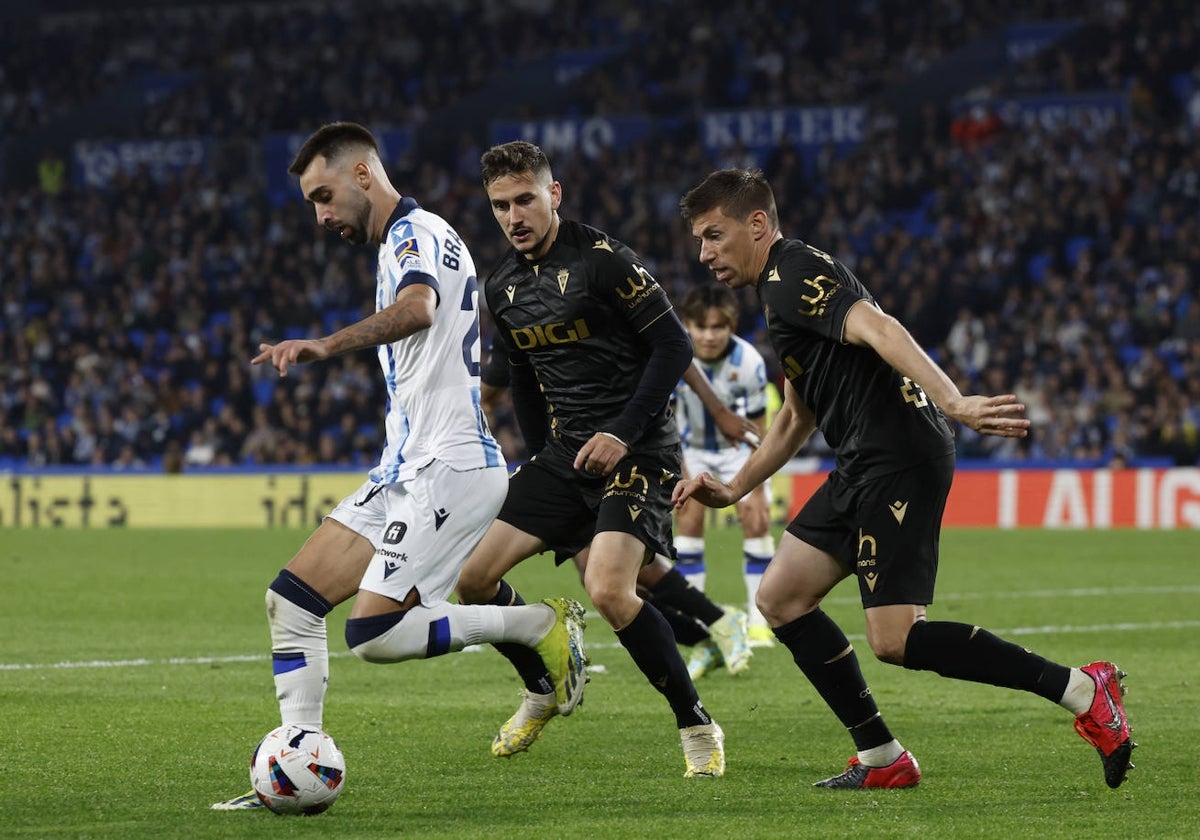 Brais Méndez controla el balón durante el partido Real Sociedad-Cádiz