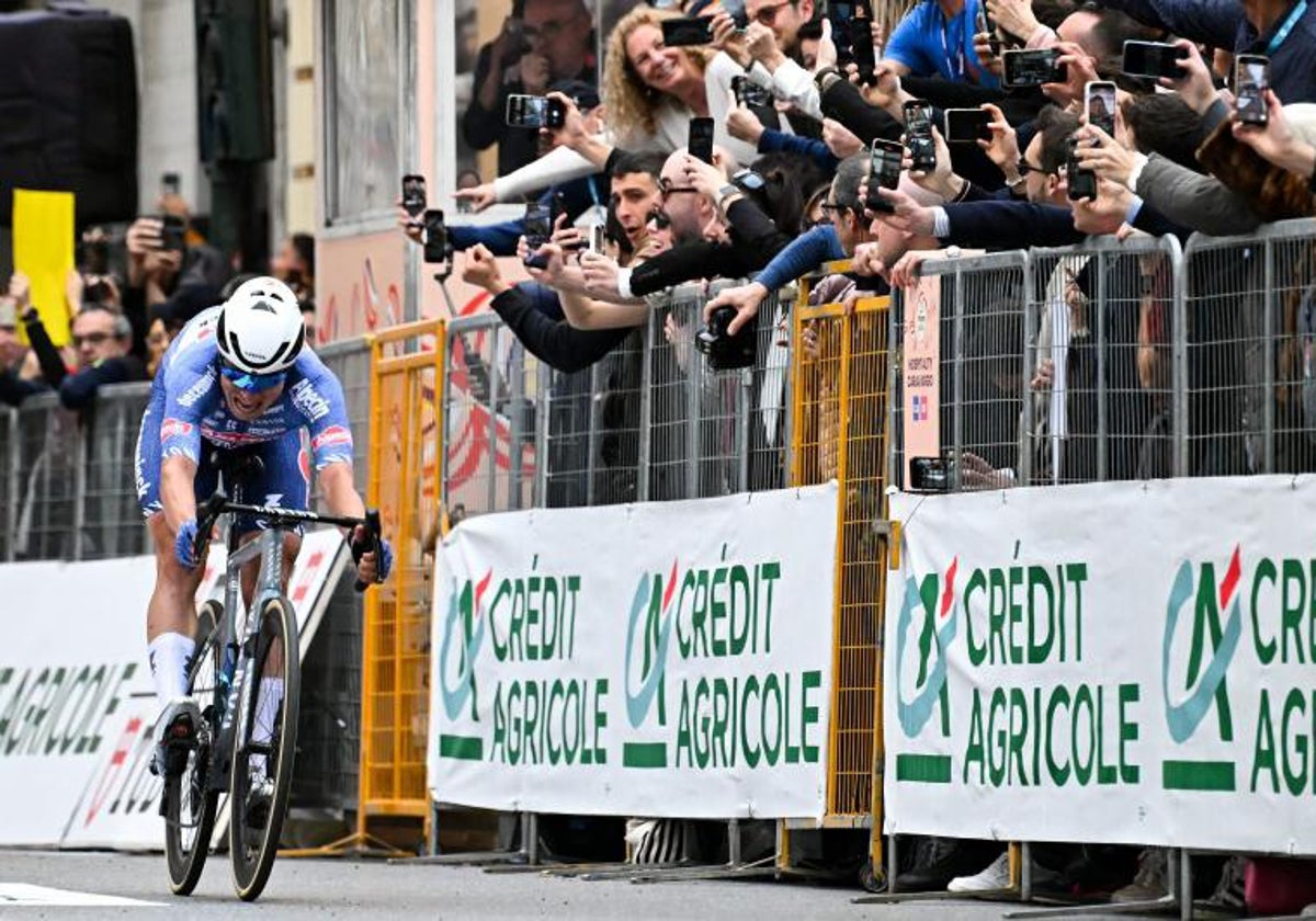 Jasper Phlipsen cruza la línea de meta para llevarse su primera Milán-San Remo