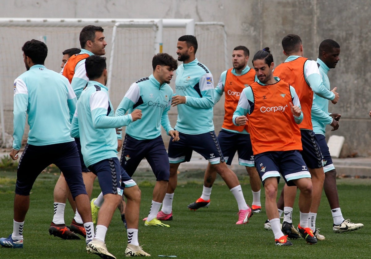 Isco se ejercita con sus compañeros del Betis en la ciudad deportiva Luis del Sol