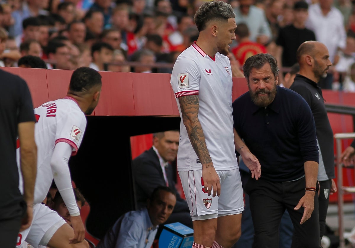 En-Nesyri se encara con Quique Sánchez Flores y Ocampos separa a ambos
