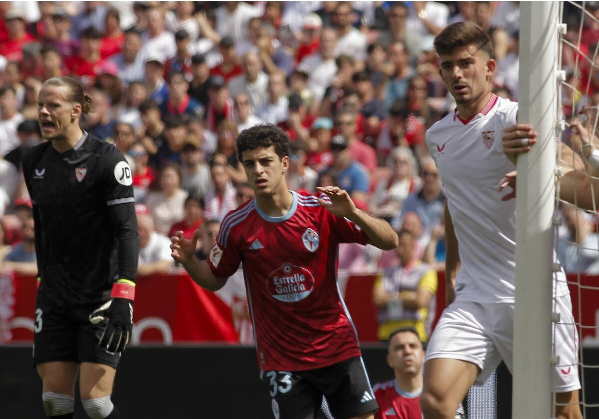 Los futbolistas del Sevilla defienden un saque de esquina en el transcurso del partido ante el Celta