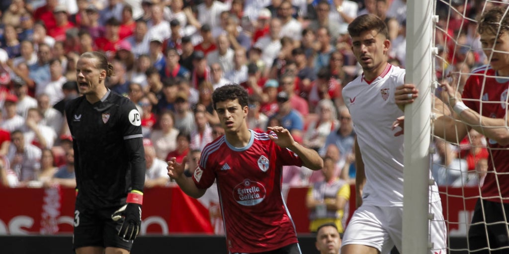 El error garrafal defensivo continúa ante el Sevilla El error garrafal defensivo continúa ante el Sevilla