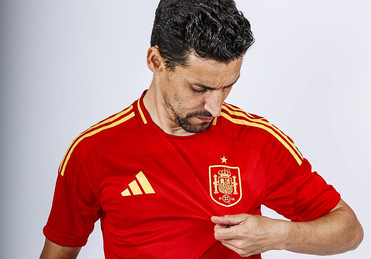 Jesús Navas posa con la camiseta de la selección española