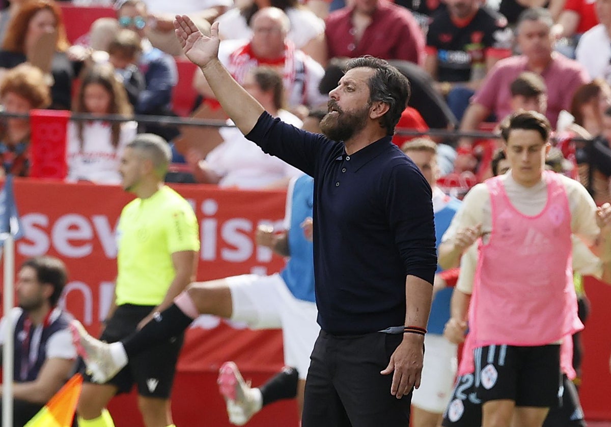Quique Sánchez Flores dando instrucciones durante el Sevilla-Celta de la