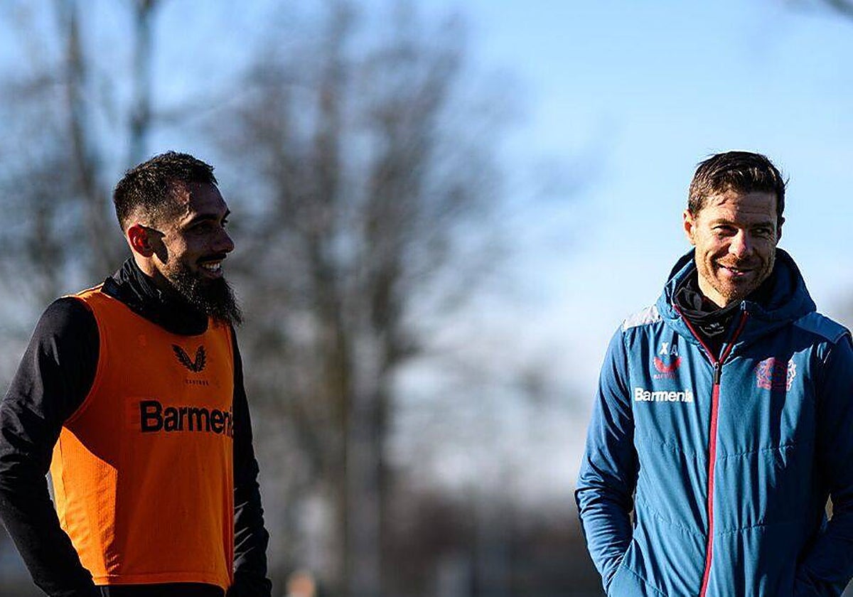 Borja Iglesias y Xabi Alonso, durante un enternamiento del Bayer Leverkusen