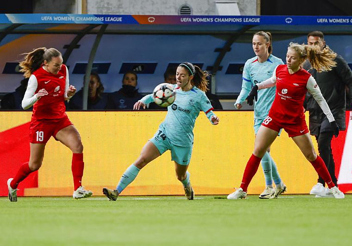 Aitana Bonmatí controla un balón durante el Brann-Barcelona