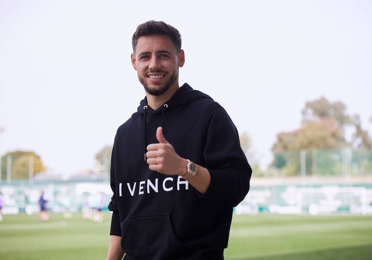 Álex Moreno durante su visita a la ciudad deportiva