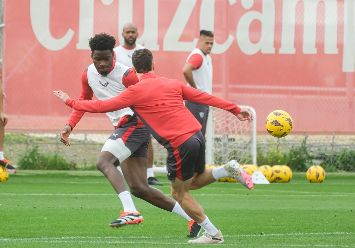 Agoumé, Marcao, Mariano y Pedrosa, en un entrenamiento del Sevilla FC