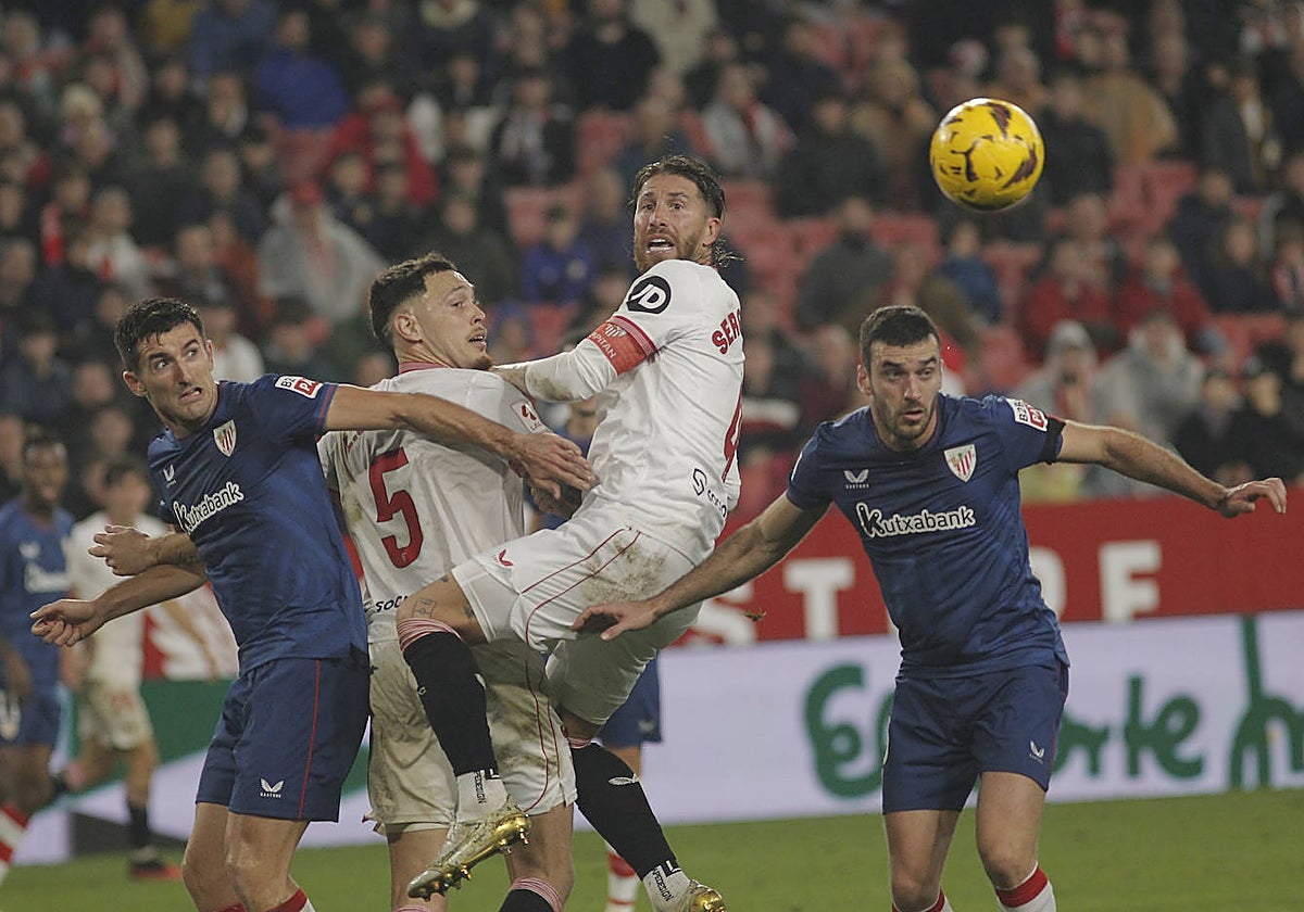Ocampos y Ramos, en un lance del Sevilla - Athletic disputado en el Sánchez-Pizjuán