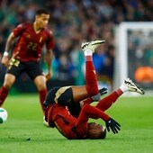Lukebakio cae al suelo durante el Irlanda - Bélgica