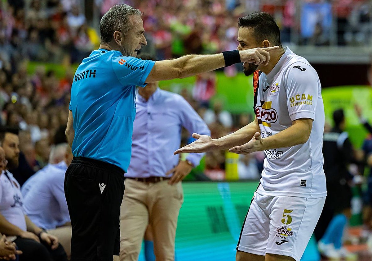 Martínez Flores dialoga con el brasileño de ElPozo Marlon